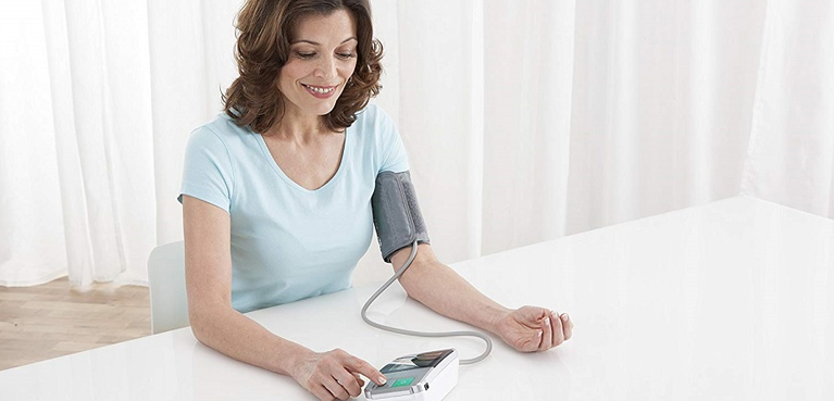 Cómo medir la tensión arterial con tensiómetro digital de brazo