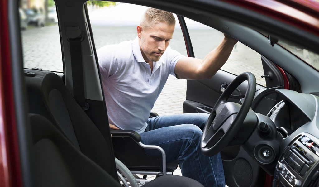 Cómo pasar a una persona de la silla de ruedas al coche: guía paso a paso